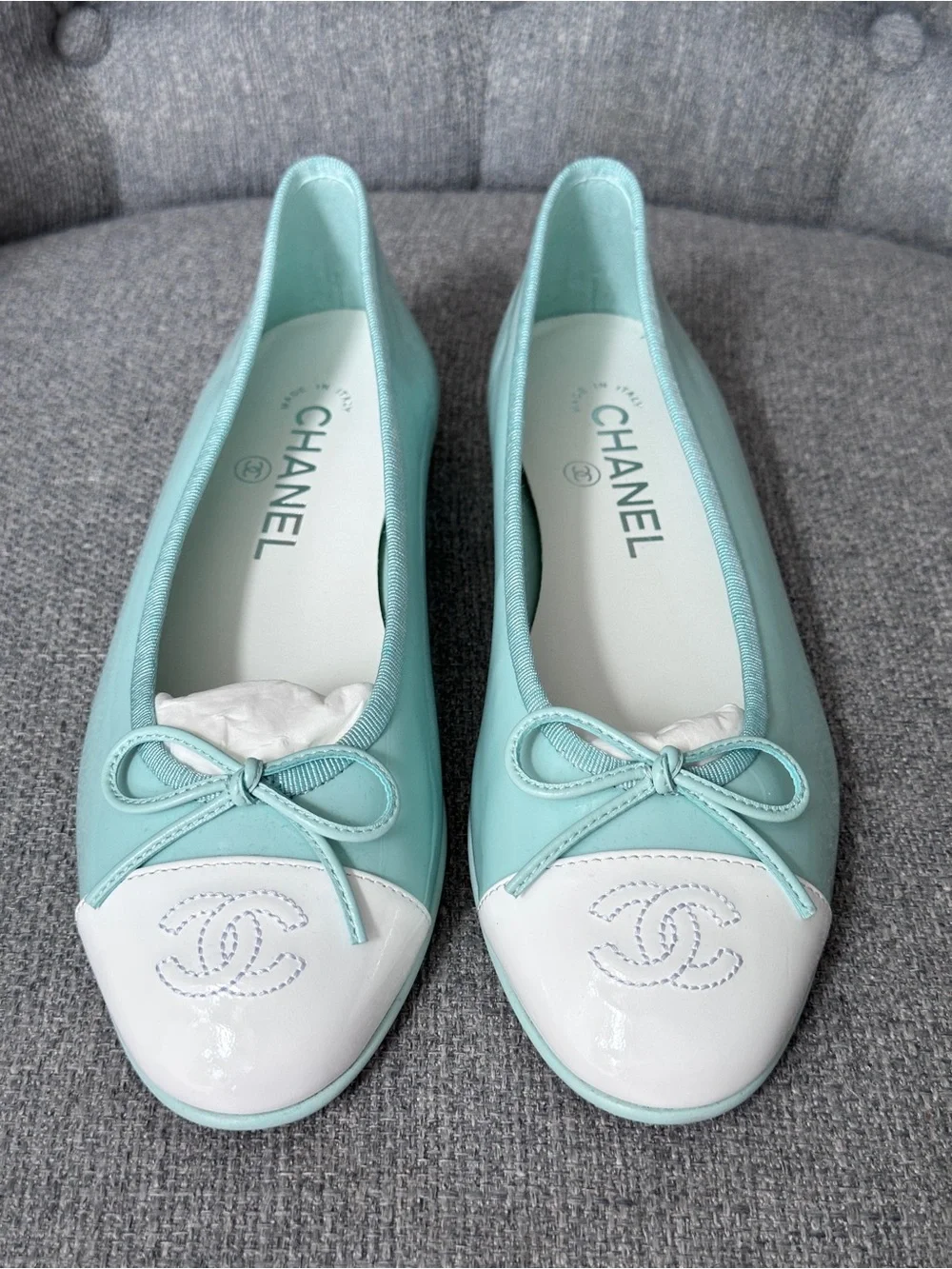 2026 CHANEL TURQUOISE PATENT LEATHER WHITE CC LOGO CAPTOE BALLET FLATS size 37C